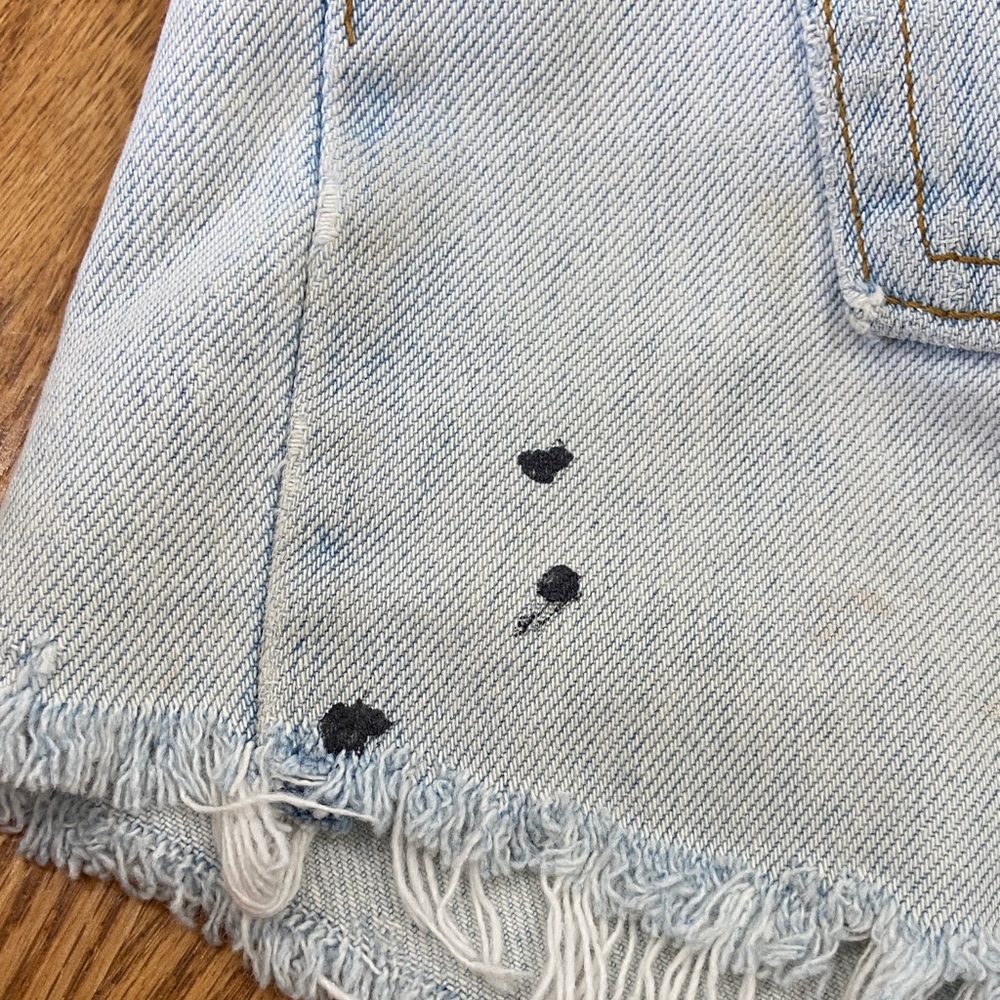 Levi’s ‘90s light Blue Denim Frayed Hem zip up shorts - Picture 6 of 9